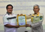 Iskandar Dinobatkan Sebagai Bupati Peduli Petani Sawit