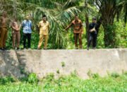 Cegah Banjir, Pj. Bupati Apriyadi Bangun Tembok Penahan Sungai Tusan Tuan