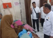 Kunjungi Pasien, Ini Harapan Bupati Lahat