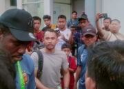 Cegat Coach Yoyo Masuk ke Mobil, Fans Teriak: Tolong Serius