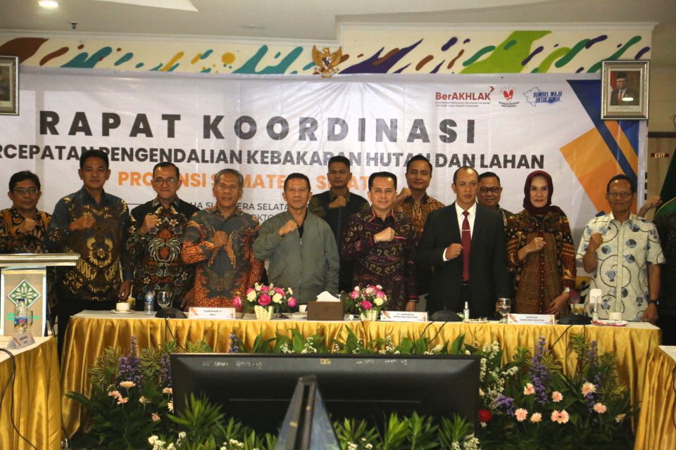 Penjabat (Pj) Gubernur Sumatera Selatan (Sumsel) Agus Fatoni menerima Penghargaan Pengendalian Stunting