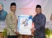 Momen Sakral, Bupati Iskandar Beri Pena ke Wabup Shodiq