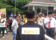 Massa dari Koalisi Masyarakat Peduli Angkutan Sungai Geruduk Kantor Pemkab Muba