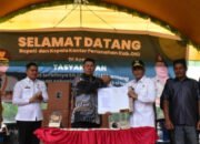Kado Jelang Akhir Jabatan, Bupati OKI Serahkan SK Pelepasan 2,2 Ribu Ha Kawasan Hutan Untuk Rakyat