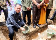 Pj Gubernur Sumsel Letakkan Batu Pertama Pembangunan Bedah Rumah di Prabumulih