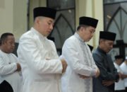 Pj. Gubernur Agus Fatoni Kompak Bersama Forkopimda dan Kepala BUMN/BUMD Salat Tarawih di Masjid Ar-Ra’iyah