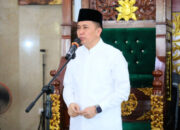 Salat Jumat Berjamaah di Masjid Baiturrahman, Pj Gubernur Agus Fatoni Beri Bantuan sekaligus Halal Bihalal Bersama Warga