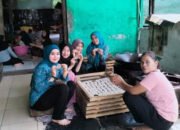 Ketua TP PKK Desa Lumpatan II Kenalkan UMKM ke Mahasiswa KKN UIN Palembang