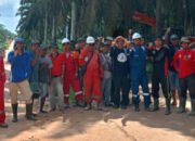 Masyarakat Bersama PT Medco Gotong Royong di Jalur Jaringan PLN