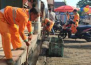 DLH Gotong Royong Bersihkan Pasar Perjuangan Sekayu