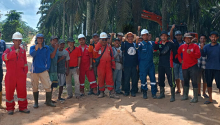 Masyarakat Bersama PT Medco Gotong Royong di Jalur Jaringan PLN