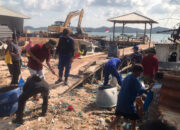 Sat Polairud Polres Basel Gelar Aksi Bersih-bersih Pantai di Dermaga Pelabuhan Sadai