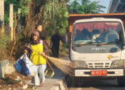 Respon Keluhan Rakyat, Ratu Dewa Turun Langsung Bersihkan Rumput Tinggi di Jalan Angkatan 45