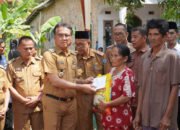 Pj. Bupati OKI Serahkan Bantuan Untuk Korban Kebakaran di Srinanti