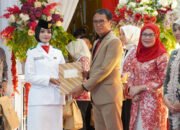 Pj. Bupati OKI Serahkan Penghargaan Untuk 45 Anggota Paskibraka