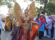 Meriah, Warga OKI Tumpah Ruah ke Jalan Saksikan Pawai Kemerdekaan