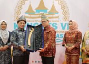 Damenta Serahkan Miniatur Ampera, Ibnu Sina Beri Parang Lais