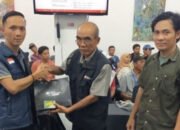 Bawaslu Empat Lawang Serahkan Kartu BPJS Ketenagakerjaan kepada Petugas Pilkada