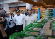 Gubernur Herman Deru Dampingi Mentan Amran Sulaiman Tinjau Operasi Pangan Murah di Kantor Pos Merdeka Palembang