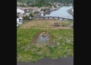 PUPR OKI Turunkan Alat Berat, Bersihkan Gulma di Jembatan Belanti