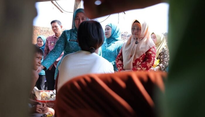 Cahaya Ramadhan di Sukawinatan: PKK dan DWP Palembang Tebar Berkah untuk Warga TPA