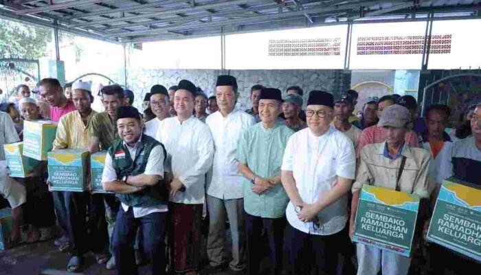 Ratu Dewa Sapa Warga dengan Berbagi Berkah