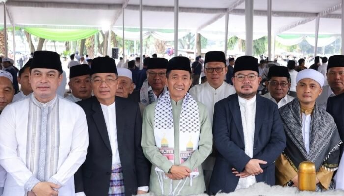 Wali Kota Ratu Dewa dan Keluarga Laksanakan Solat Idul Fitri di Masjid Agung