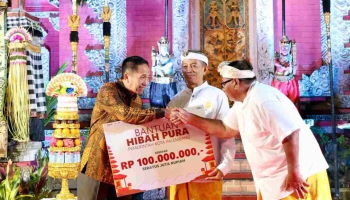Wali Kota Ratu Dewa Serahkan Bantuan Operasional untuk Pure