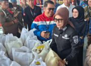 Sembako Rp200 Ribu Ditebus Rp30 Ribu, Kehadiran Widia Ningsih Disambut Antusias Warga