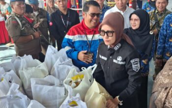 Sembako Rp200 Ribu Ditebus Rp30 Ribu, Kehadiran Widia Ningsih Disambut Antusias Warga