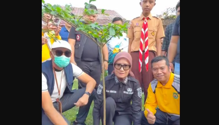 Dorong Gerakan Sekolah Asri, Wabup Lahat Turun Tangan Tanam Pohon di Sekolah