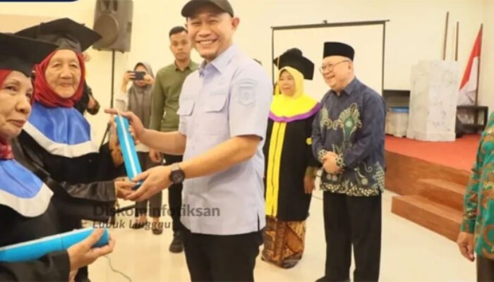 72 Lansia Wisuda, Wako Lubuk Linggau: Bukti Tetap Produktif di Usia Senja