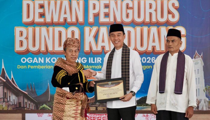 Bupati Muchendi Sandang Gelar Adat Minang ‘Sutan Rajo Mudo Nan Sati’