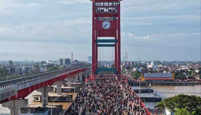 Ribuan Warga dan Wisatawan Hadir di CFD Jembatan Ampera