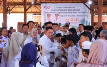 Ratu Dewa Serahkan Bantuan Sarpras ke 25 Bank Sampah Aktif