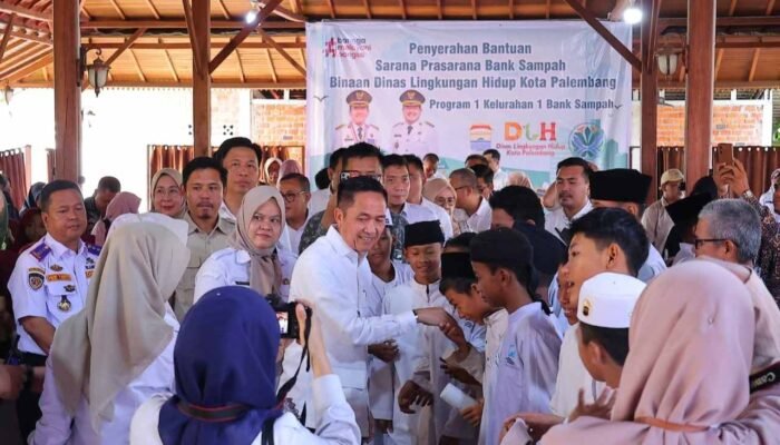 Ratu Dewa Serahkan Bantuan Sarpras ke 25 Bank Sampah Aktif