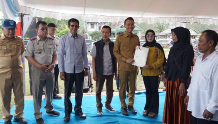 Puluhan Tahun Menunggu, Warga Terusan Sialang Akhirnya Kantongi Sertifikat Tanah