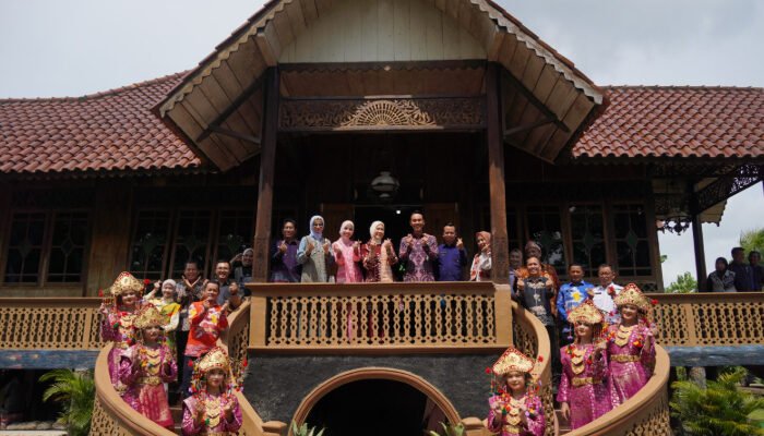 Bupati Muchendi Dorong Rumah Adat OKI di Anjungan Sumsel Jadi Pusat Kegiatan Masyarakat