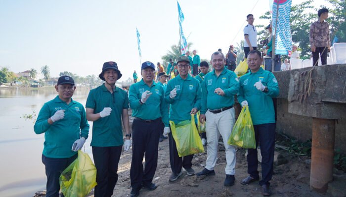 Bupati Muchendi Pimpin Aksi Bersih Lingkungan, ASN Hingga Warga Bergotong Royong