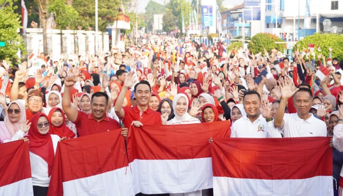Bupati OKI Bagikan 3.000 Bendera Merah Putih, Ajak Masyarakat Semarakkan HUT ke-81 RI