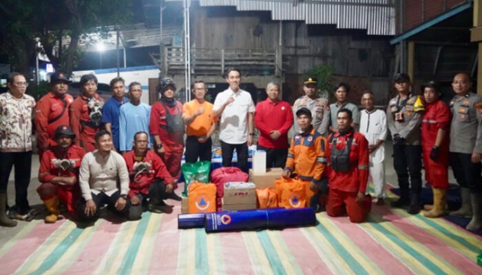 Turun ke Lokasi Karhutla Deling, Bupati Muchendi Semangati Petugas di Garis Depan
