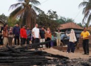 Kebakaran Hanguskan Dua Rumah di Bukit Batu OKI, Bupati Muchendi Datangi Korban