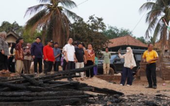 Kebakaran Hanguskan Dua Rumah di Bukit Batu OKI, Bupati Muchendi Datangi Korban