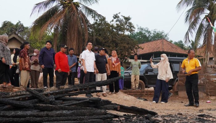 Kebakaran Hanguskan Dua Rumah di Bukit Batu OKI, Bupati Muchendi Datangi Korban