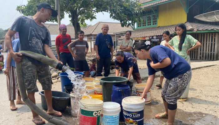 Suplai Air Bersih Gratis Ke Warga
