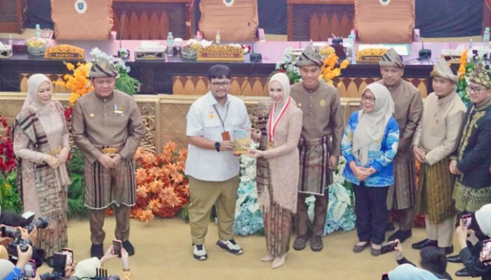 15.000 Pelajar OKI Pecahkan Rekor MURI Lewat Gerakan Menulis Cerpen