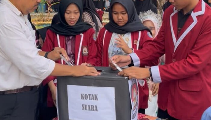 Belajar Berdemokrasi, Kepsek SMAN 1 Kikim Timur Beri Pesan untuk Ketua Terpilih