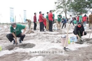 Puan Maharani Lakukan Penghijauan Lahan Eks Tambang di Sekitar Bandara Depati Amir