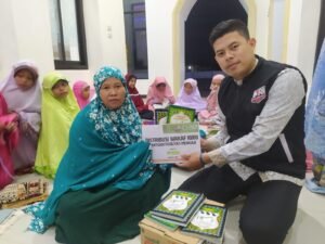ACT dan MRI Bangka Salurkan Iqra untuk Anak-anak di Masjid Air Kura-kura