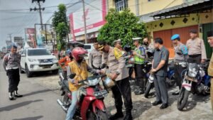 Polres OKU Bagikan Helm dan Bingkisan kepada Pengendara